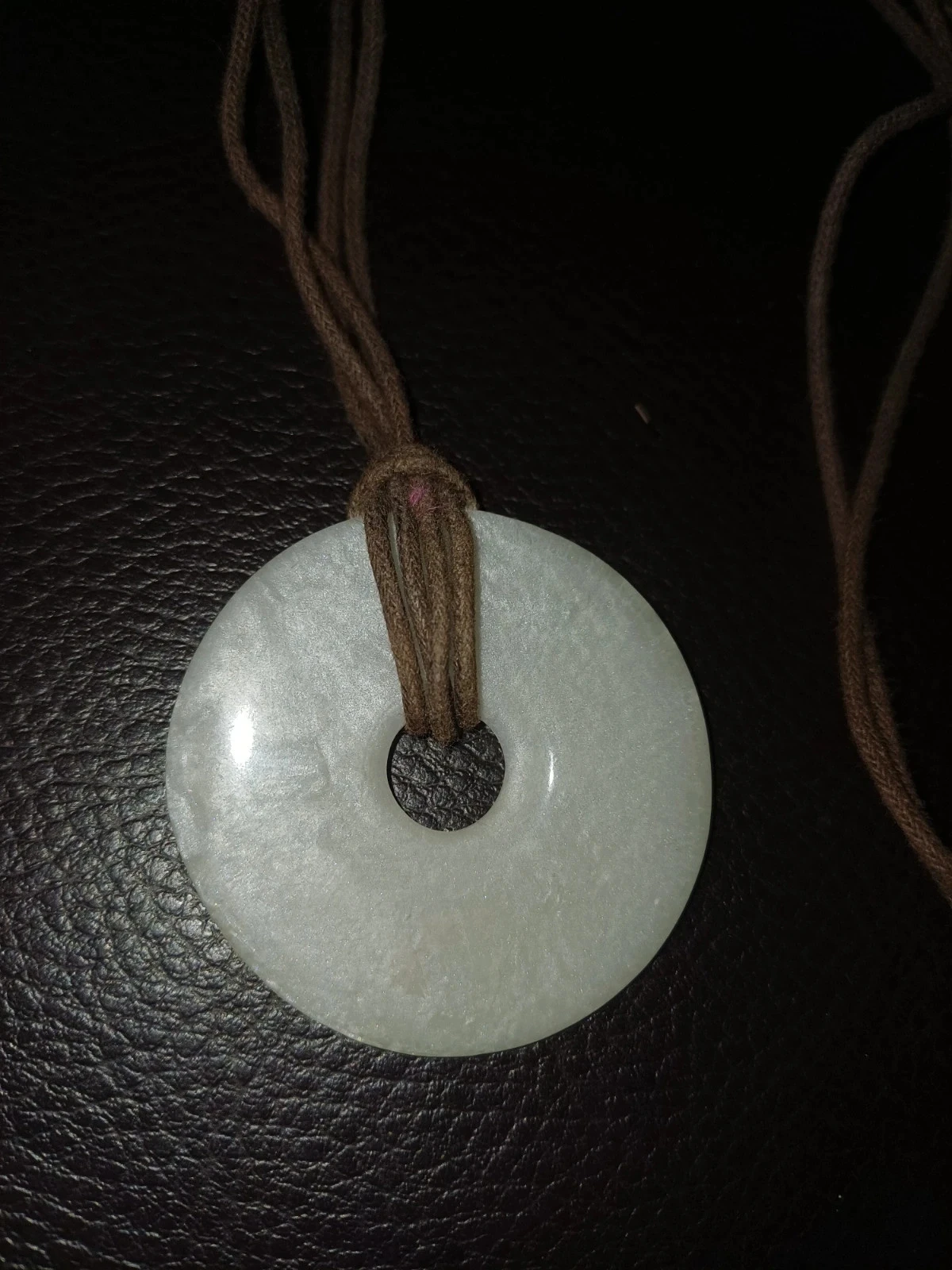 Colar marrom pingente redondo branco – photo 2